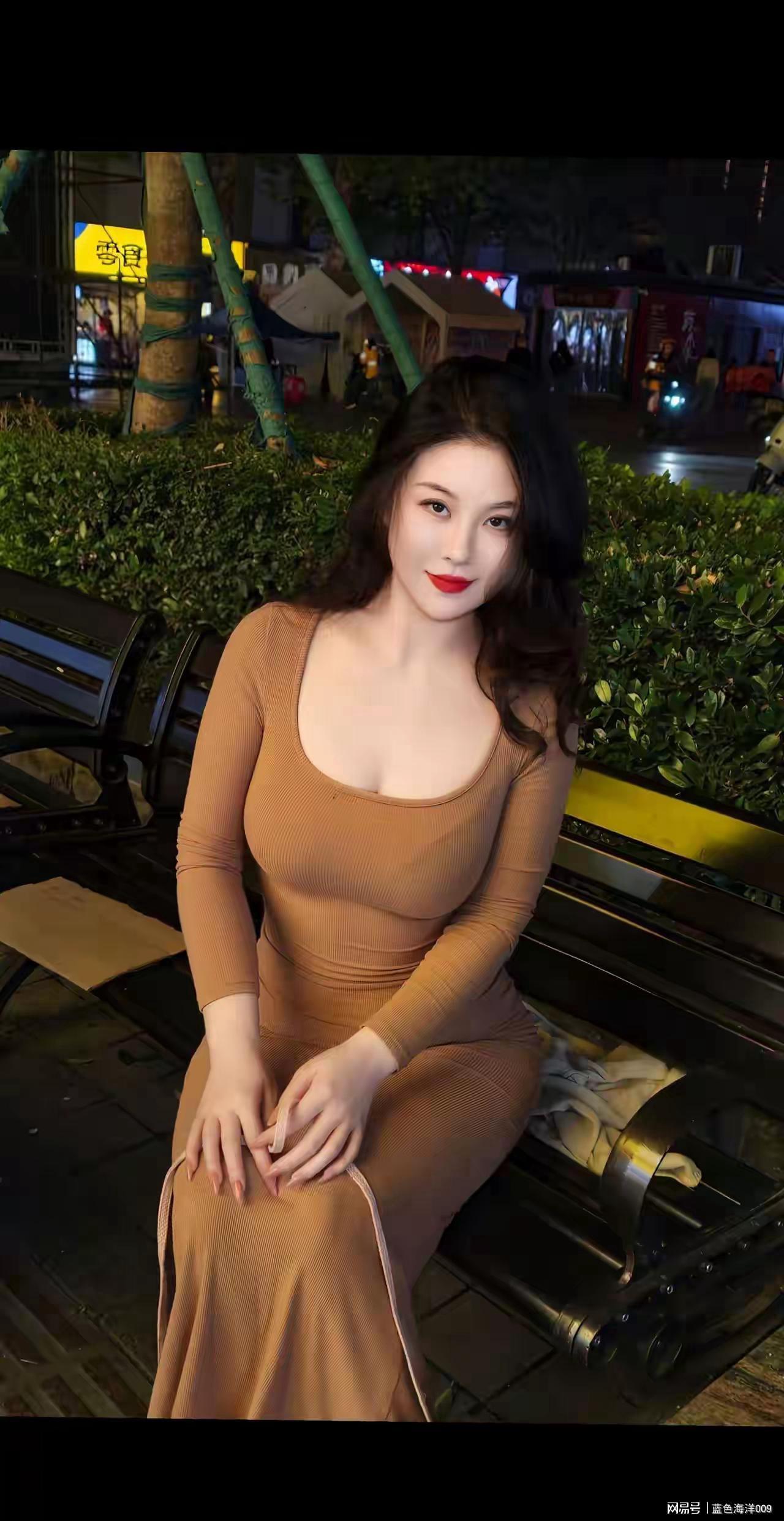 开云-夜景中的美女，身材真好